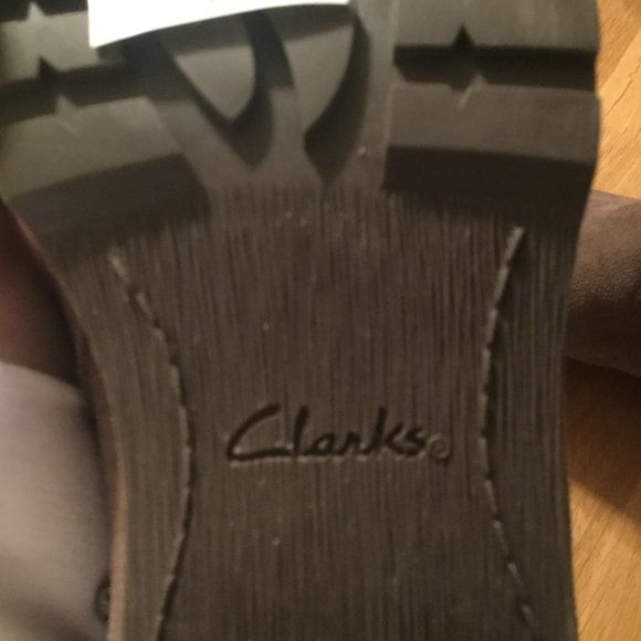 Clarks short boots, new without box never worn  Taupe in color size 8.5 women's - Picture 3 of 6